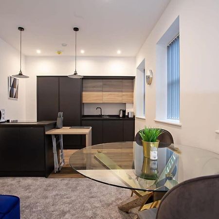 Lovely Open Plan 1 Bedroom Apartment In Bolton Bagian luar foto