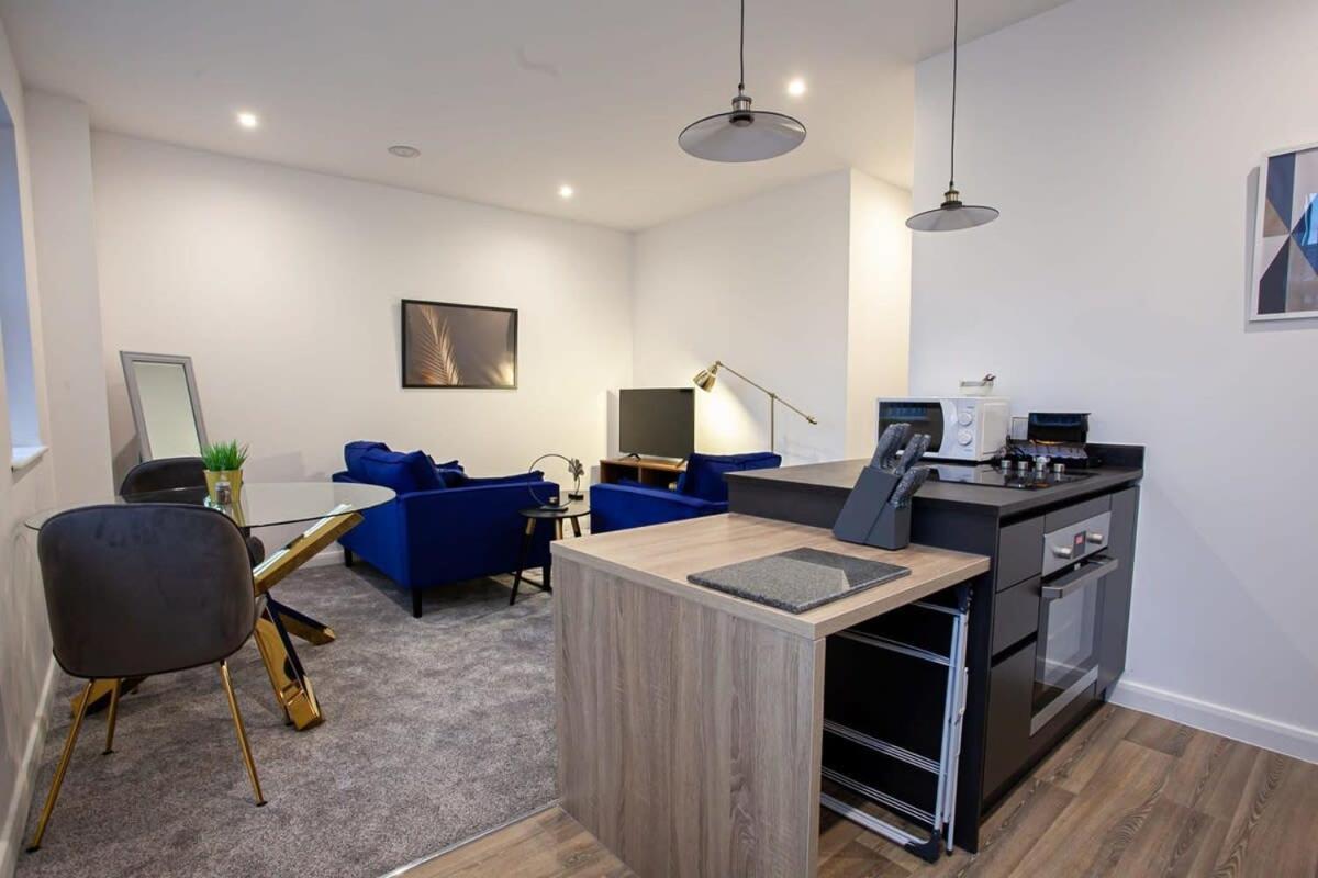 Lovely Open Plan 1 Bedroom Apartment In Bolton Bagian luar foto